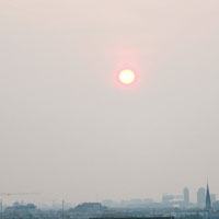 德國<br>在濃霧籠罩下，德國首都柏林的能見度極低。（互聯網圖片）