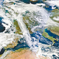 衞星圖像顯示，撒哈拉沙塵暴從非洲大陸，向西北方吹向西歐。（互聯網圖片）