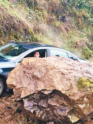 昭通地震發生後，救援人員正在移走巨石開通道路。（中新社圖片）