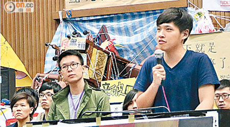 學生代表陳為廷（右）在記者會上表示他們已達成一定成果。（黃江洪攝）
