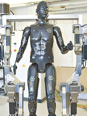 新一代機械人能助研發更有效的生化武器保護衣。（互聯網圖片）