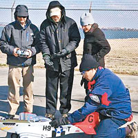 海軍研究實驗室人員為試飛遙控飛機做準備。（互聯網圖片）