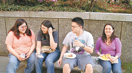 江志成（右二）在哈佛讀書時與同學聚餐。（互聯網圖片）