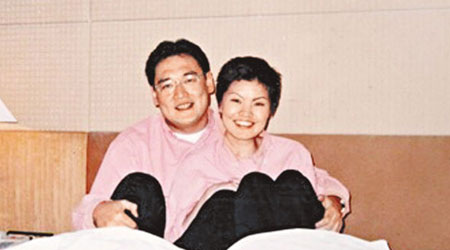 王文志昨在微博上載宋林（左）與一女子合照。（互聯網圖片）