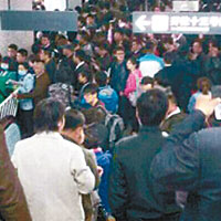 地鐵一號線全線延誤，月台及樓梯擠滿候車乘客。（互聯網圖片）