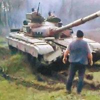 民眾擋在坦克前，阻止士兵前進。（互聯網圖片）