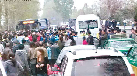 學生堵塞馬路抗議，交通擠塞。（互聯網圖片）