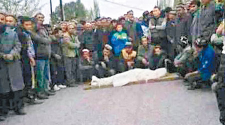 大批示威者抬死者屍體遊行抗議。（互聯網圖片）