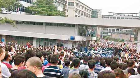 工人連日在鞋廠內外罷工抗議。（互聯網圖片）