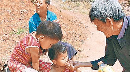 雲南多縣市旱情嚴重，有村民用瓶蓋餵小童喝水。（互聯網圖片）