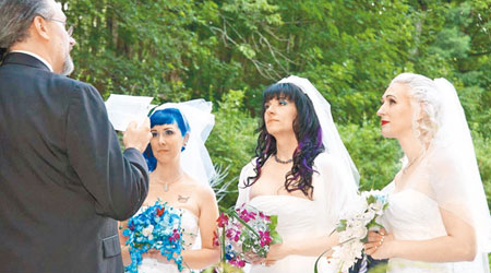 （右起）多爾、布琳及基滕去年八月結婚。（互聯網圖片）