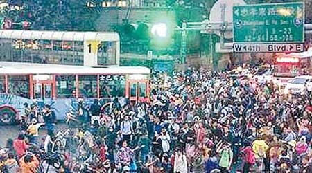民眾佔據台北忠孝東路與林森南路口。（互聯網圖片）