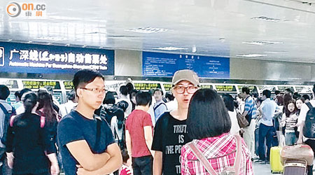 深圳火車站<br>深圳火車站及廣州東站售票大廳出現人潮。（黃少君攝）