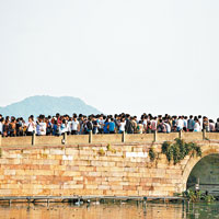 杭州<br>五一假期首日，杭州西湖景區「斷橋」遊人比肩接踵。（中新社圖片）