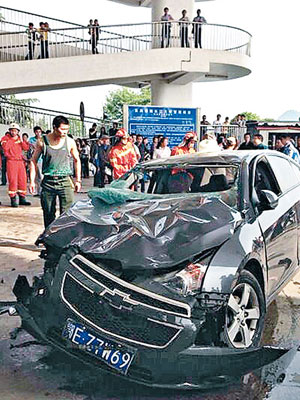 涉事私家車車頭嚴重損毀。（互聯網圖片）