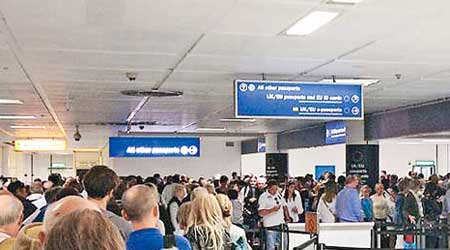 吉域機場的出入境乘客大排長龍。（互聯網圖片）