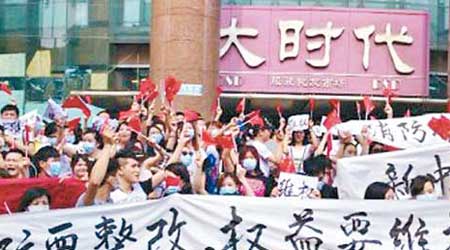 新中國大廈商戶拉橫額抗議，要求整改消防設施和減租。（互聯網圖片）