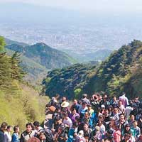 泰山景區擠滿前來觀光的遊客。（互聯網圖片）