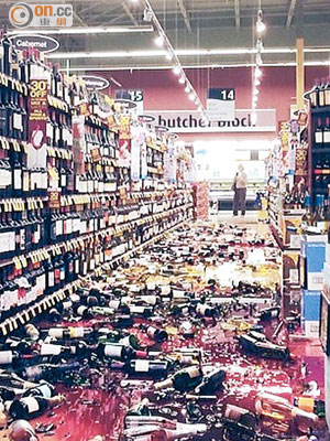三月地震發生後，店舖內紅酒散落一地。