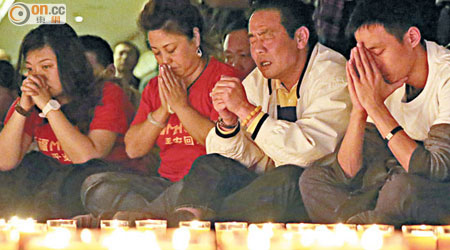 家屬在北京麗都酒店為至親祈福。（資料圖片）