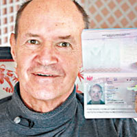 疑護照被盜用乘坐馬航的奧地利男子早前現身以示清白。