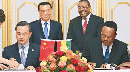 中國國務院總理李克強（後左）到非洲訪問，在埃塞俄比亞簽署多個援助項目。（中新社圖片）