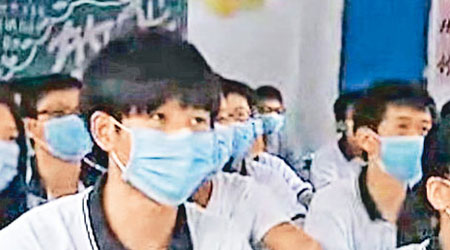 學生難抵臭氣，紛紛戴上口罩上課。（互聯網圖片）