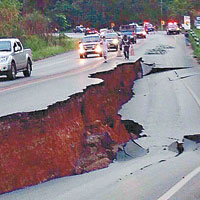 清萊的道路在震後裂開，形成一個大洞。（互聯網圖片）