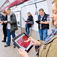 民眾在倫敦地鐵嘗試接駁WiFi上網。（互聯網圖片）