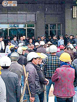 大批村民到發展商的售樓部抗議。（讀者提供）