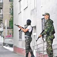 烏克蘭國民警衞隊向市政廳外的群眾開槍。（互聯網圖片）