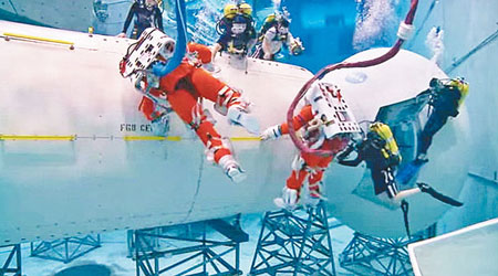 兩位太空人模擬從降落小行星的太空船「獵戶座」之中爬出。（互聯網圖片）