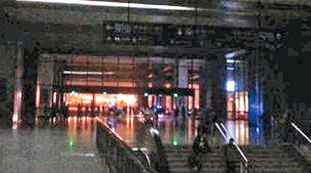 南京南站突然停電，站內漆黑一片。（互聯網圖片）