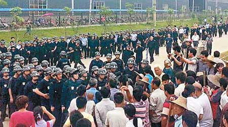 反強徵土地的村民與防暴警察對峙。（互聯網圖片）