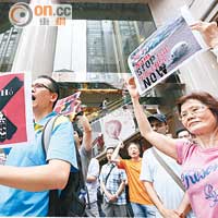 本港約五十人昨遊行到越南駐港總領事館示威。（何頴賢攝）