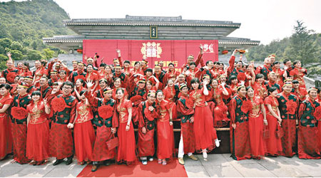 貴州貴陽六十六對新人舉行集體婚禮。（中新社圖片）