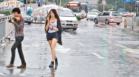 深圳遭暴雨侵襲，民眾出行狼狽（張琦攝）