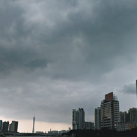 遭雷雨大風襲擊的廣州白晝如夜。（中新社圖片）