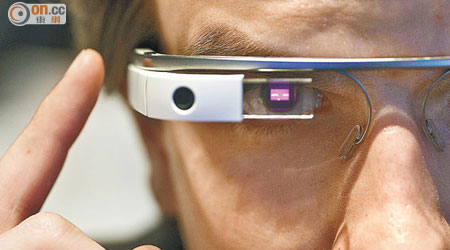 有Google Glass用家投訴佩戴後出現頭痛問題。（資料圖片）