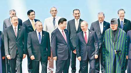 各國元首齊集合照，國家主席習近平（前排左四）和俄總統普京（前排右三）相視而笑。