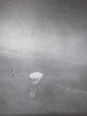 照片拍下美軍投下原子彈後，蘑菇雲升起的一刻。（互聯網圖片）