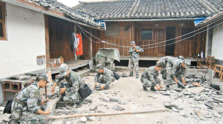 逾二百名官兵到受地震影響的地方救援。（中新社圖片）