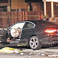 被指為槍手的羅杰其所駕的寶馬汽車撞向路旁一輛汽車後停下。（互聯網圖片）