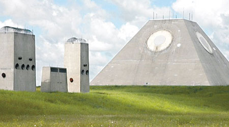 位於尼科馬的「金字塔」，原來是美軍冷戰時期的導彈防禦基地一部分。（互聯網圖片）