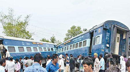 死傷慘重<br>事故導致列車多個車卡出軌。（互聯網圖片）