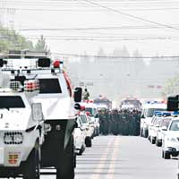 武警裝甲車在阿瓦提縣市面巡邏。