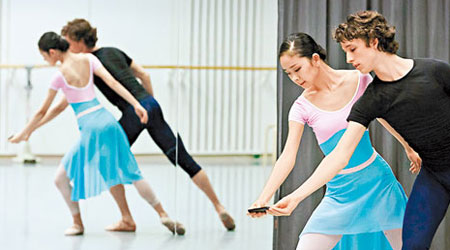 透過擺動手機令一對舞者不知不覺間扭出各種舞姿。（互聯網圖片）