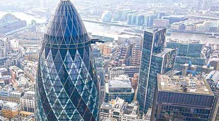 有「唇膏塔」之稱的瑞士再保險公司辦公大樓，坐落於英國倫敦。（資料圖片）