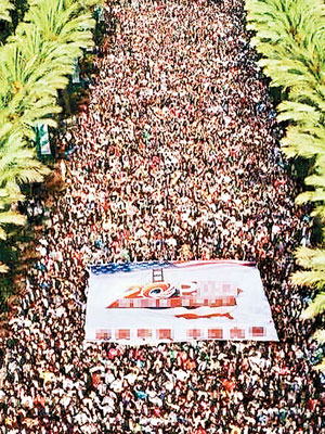 七千人逼滿會議中心外廣場拍照。（互聯網圖片）