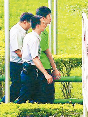 鄭捷（綠衣者）偵訊後被押返台北看守所。（互聯網圖片）